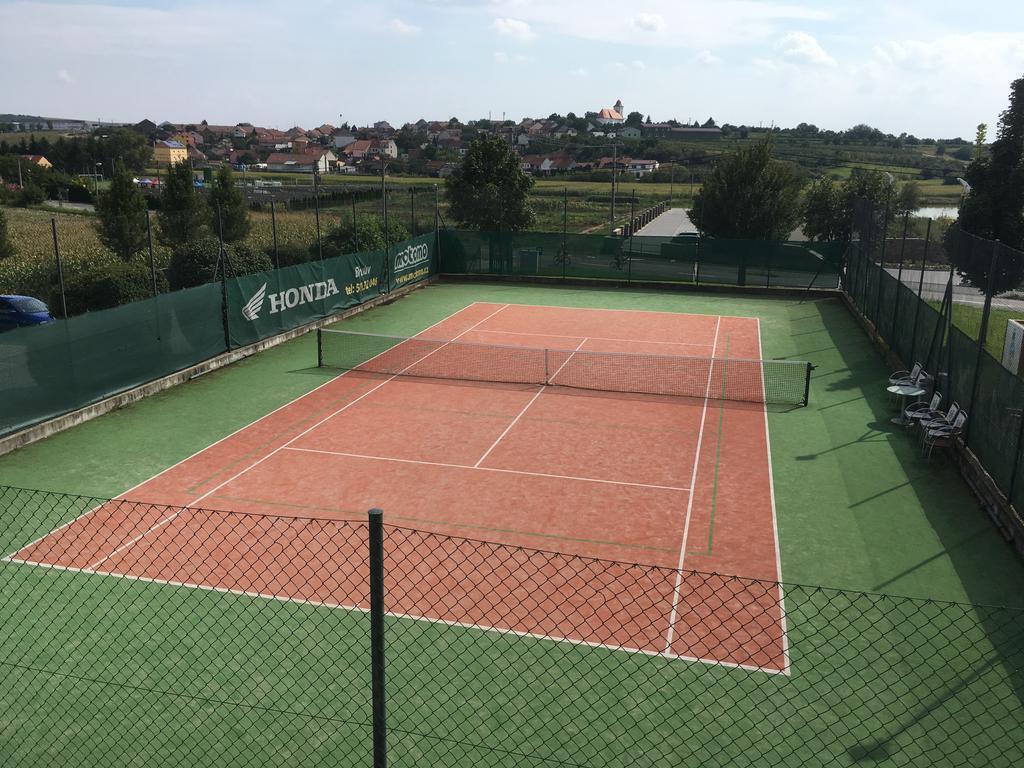 Hotel Kravi Hora Bořetice Esterno foto